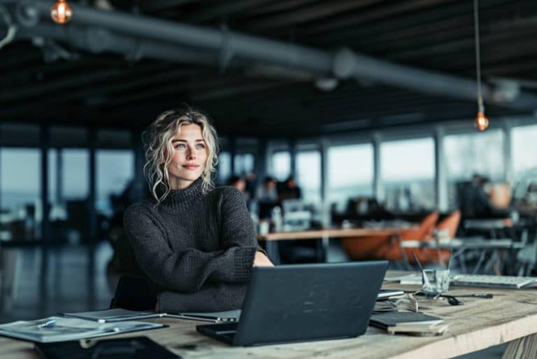 En kontorarbeider i åpent landskap der det arbeides med multi-agent-systemer på alle skjermer.