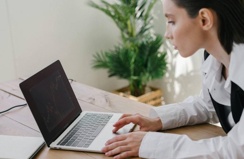 En leder jobber med AEO og GEO på en laptop.