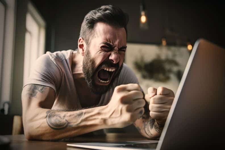 En rasende kunde skriker mot sin laptop fordi han bare får no-reply email.