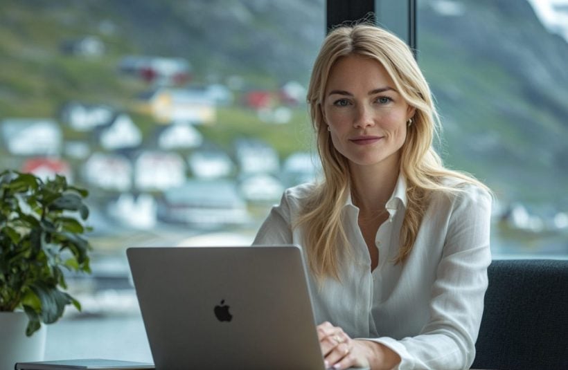 En bedriftsleder jobber med Perplexity AI på en laptop.